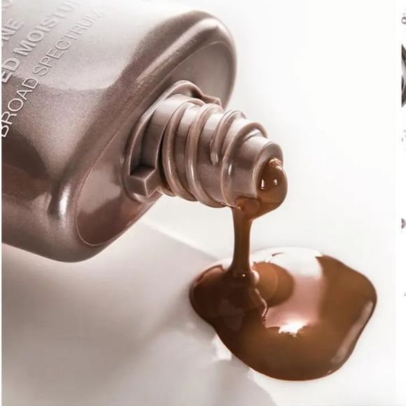 Smashbox Halo Healthy Glow All-In-One Tinted Moisturizer Broad Spectrum SPF 25 - Picture 13 of 14